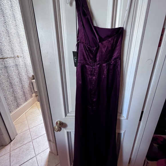 Lulu’s burgundy one-shoulder maxi dress with slit - Picture 3 of 4